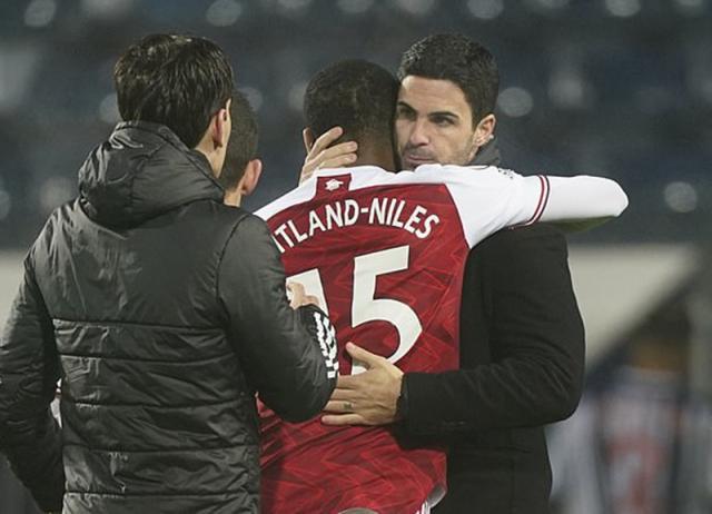 1609629888428047426.jpg 37527510-9104323-image-a-5_1609625943874.jpg